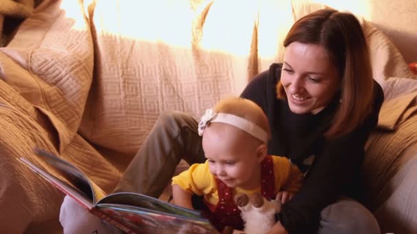 Anya és lánya az olvasott mesék — Stock videók