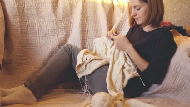 Γυναίκα πλέκει ένα πουλόβερ — Αρχείο Βίντεο