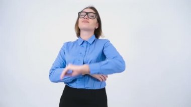 Saçları ve gülümsemek güzel işkadını düzeltiyor