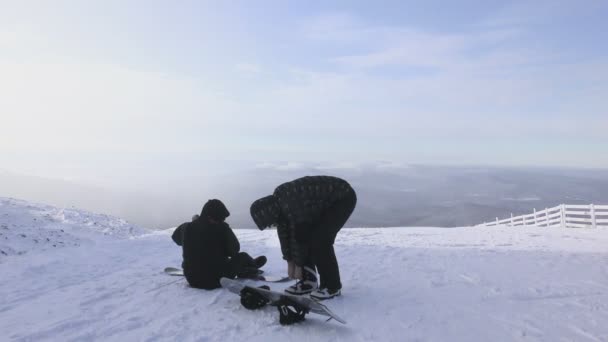 Man gaan snowboarden — Stockvideo