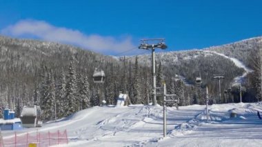 Yukarı ve aşağı gidiş teleferik kabinleri