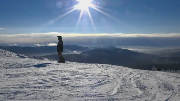 Esquiadores e snowboarders se preparam para descer o morro — Vídeo de Stock