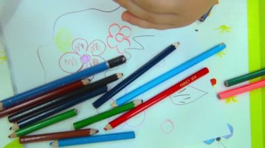 Küçük bebek el holding kalem