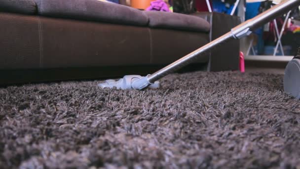 Schoonmaak kamer met een stofzuiger — Stockvideo