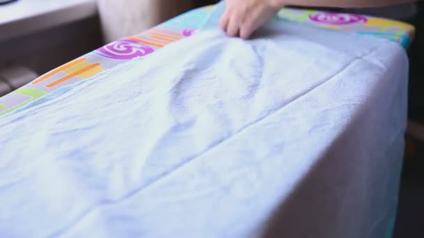 Planchado de pañales para bebés — Vídeo de stock