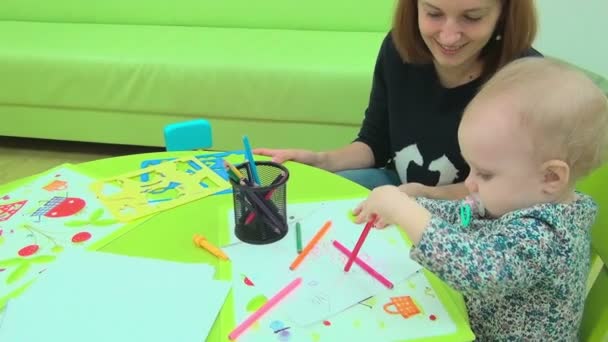 Mutter und kleines Baby spielen mit Bleistiften — Stockvideo