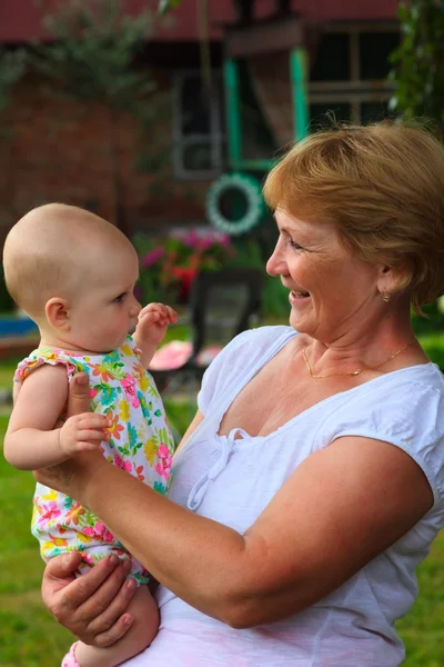 Feliz abuela con la niña — Foto de Stock