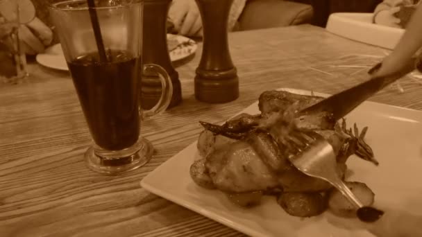 Cena con una vista chiken, sepia estilo antiguo con grano — Vídeos de Stock