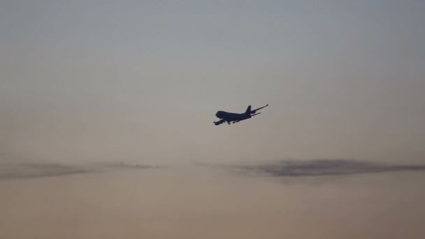 Boeing 747 günbatımında şehirde iniş — Stok video