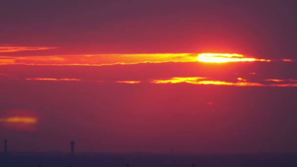 Ville industrielle au coucher du soleil — Video