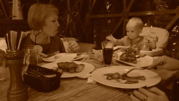 Familia en restaurante, vista sepia estilo antiguo con grano — Vídeos de Stock