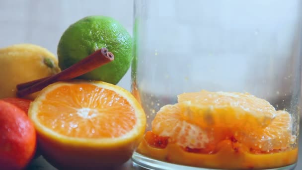 Bebida saudável com bagas e frutas — Vídeo de Stock