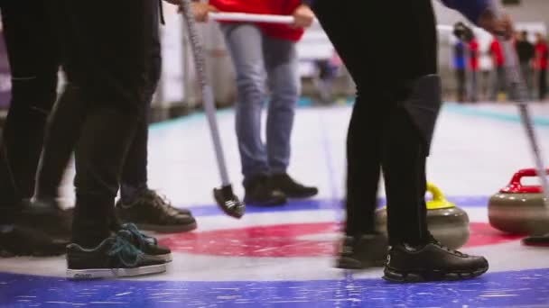 Juego de curling. Deportes olímpicos de invierno — Vídeos de Stock