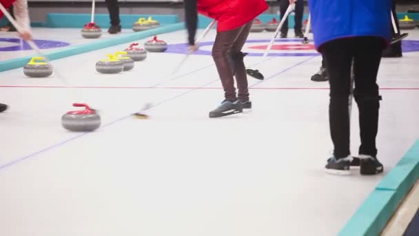 Juego de curling. Deportes olímpicos de invierno — Vídeo de stock
