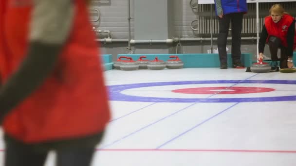 Juego de curling. Deportes olímpicos de invierno — Vídeos de Stock