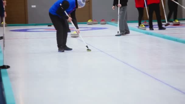 Juego de curling. Deportes olímpicos de invierno — Vídeo de stock