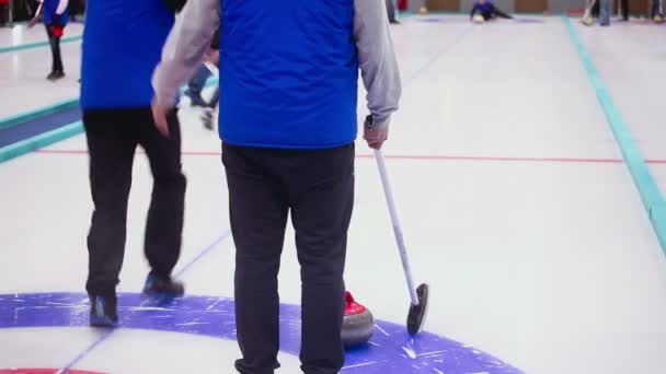 Juego de curling. Deportes olímpicos de invierno — Vídeos de Stock