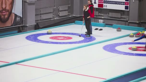 Juego de curling. Deportes olímpicos de invierno — Vídeos de Stock