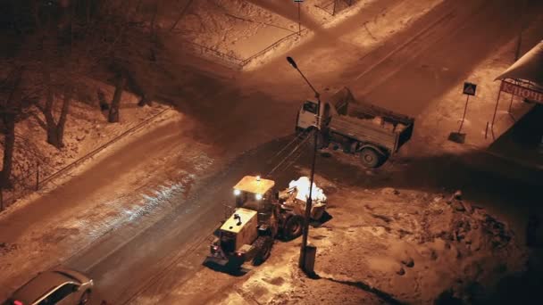 Trabajos de remoción de nieve por la noche — Vídeo de stock