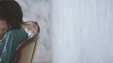 Kitap okuyan güzel bir kadın.