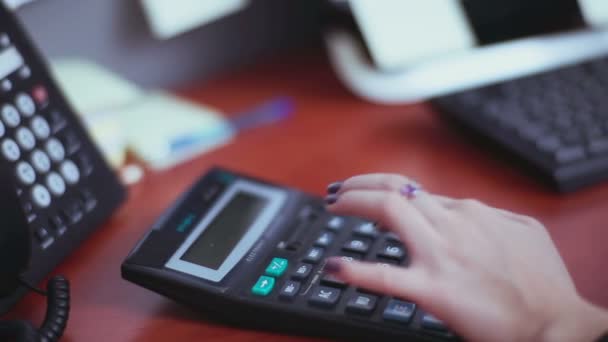 Femme d'affaires au bureau fonctions 