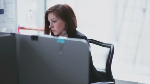 Müde Geschäftsfrau im Büro — Stockvideo