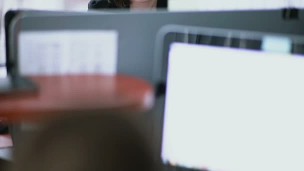在办公室工作的女商人 — 图库视频影像