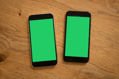 Yeşil ekranlı iki telefon. Yeşil ekran. Mockup Phone. Akıllı telefon.