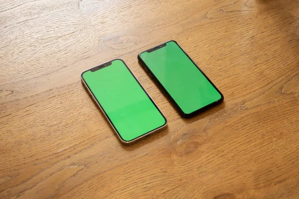 Dva Telefony Zelenými Obrazovkami Zelená Obrazovka Mockup Phone Smartphone — Stock fotografie