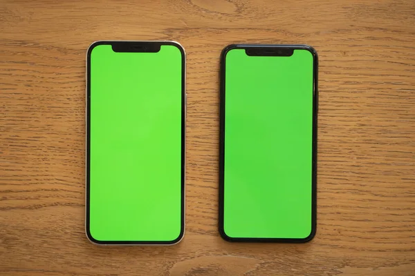 Dva Telefony Zelenými Obrazovkami Zelená Obrazovka Mockup Phone Smartphone — Stock fotografie