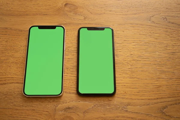 Dwa Telefony Zielonymi Ekranami Zielony Ekran Telefon Makieta Smartfon — Zdjęcie stockowe
