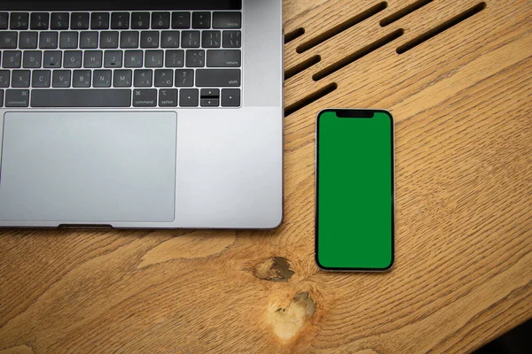 Yeşil ekranlı telefon. Akıllı telefonmuş. Modelleme. Yeşil arka plan. Telefonun güzel fotoğrafı.