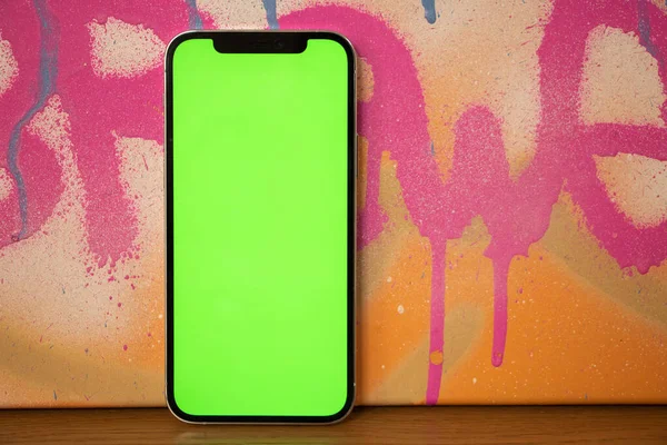 Yeşil ekranlı telefon. Akıllı telefonmuş. Modelleme. Yeşil arka plan. Telefonun güzel fotoğrafı.