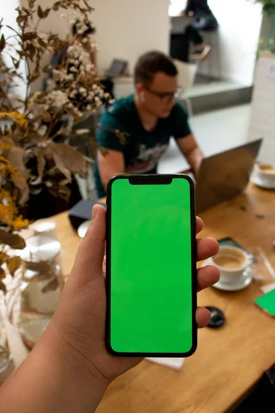 Telefon Zielonym Ekranem Smartfon Makieta Zielone Tło Piękne Zdjęcie Telefonu — Zdjęcie stockowe
