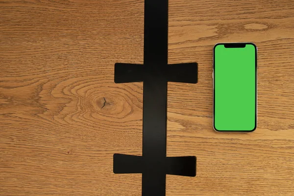 Yeşil ekranlı telefon. Akıllı telefonmuş. Modelleme. Yeşil arka plan. Telefonun güzel fotoğrafı.