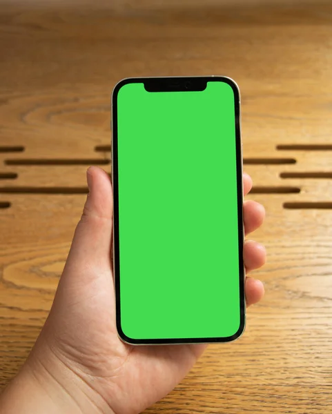 Yeşil ekranlı telefon. Akıllı telefonmuş. Modelleme. Yeşil arka plan. Telefonun güzel fotoğrafı.