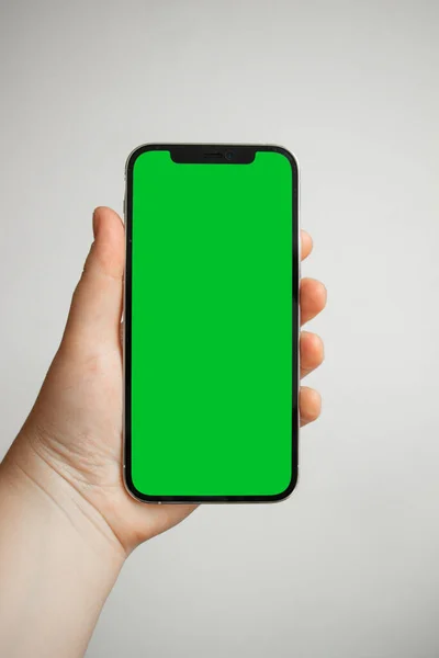 Telefon Zielonym Ekranem Smartfon Makieta Zielone Tło Piękne Zdjęcie Telefonu — Zdjęcie stockowe