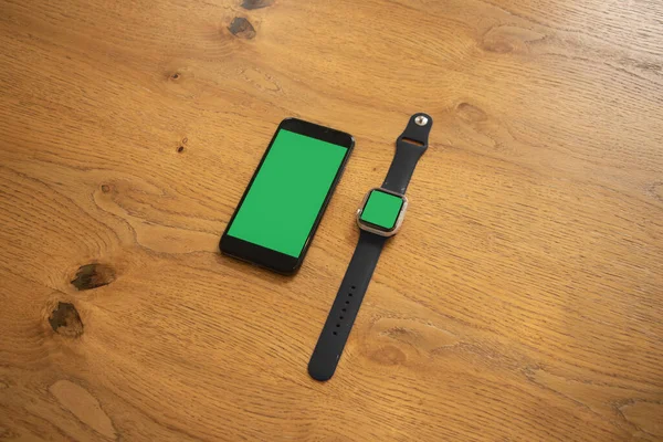 Yeşil ekranlı telefon. Eldeki saat. Akıllı telefonmuş. Modelleme. Yeşil arka plan. Düzen için güzel fotoğraf
