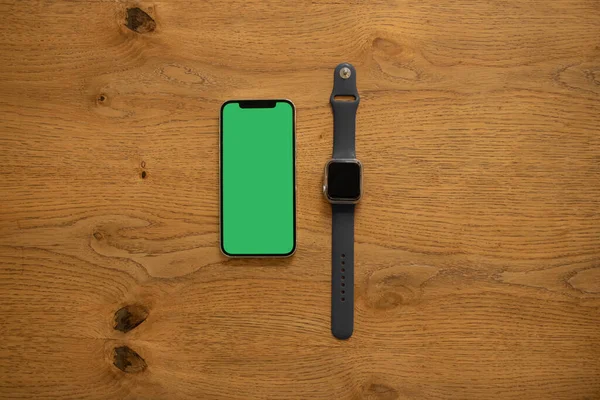 Telefon Zielonym Ekranem Zegar Pod Ręką Smartfon Makieta Zielone Tło — Zdjęcie stockowe