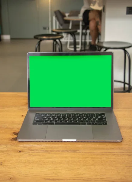 Yeşil ekranlı dizüstü bilgisayar. Geçmişi. Yeşil ekran. Modelleme. Laptop masada.