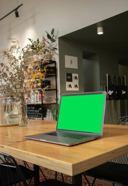 Yeşil ekranlı dizüstü bilgisayar. Geçmişi. Yeşil ekran. Modelleme. Laptop masada.