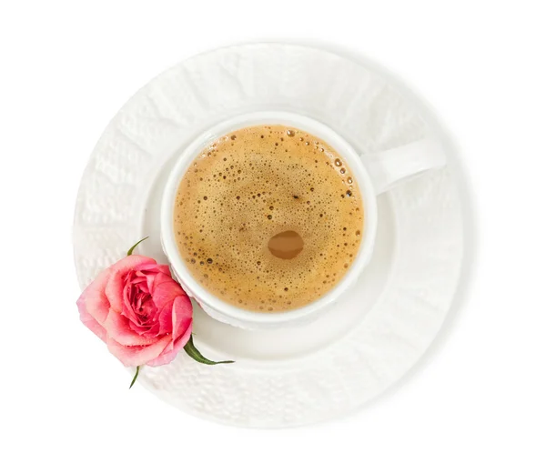 Una taza de café con leche y rosa — Foto de Stock