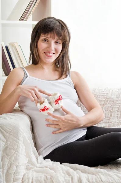 Vacker gravid kvinna hemma — Stockfoto