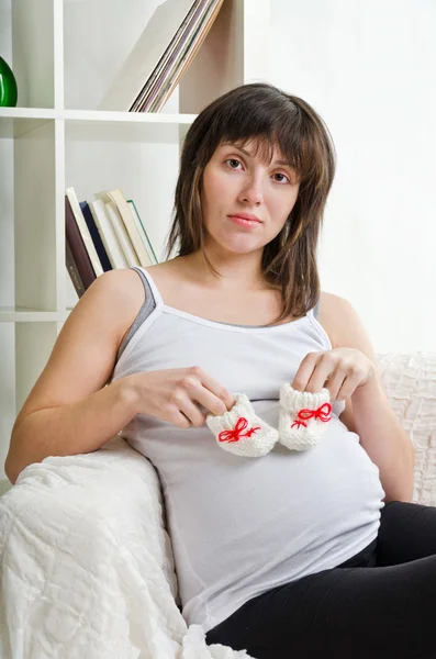 La joven hermosa mujer embarazada Imagen de stock