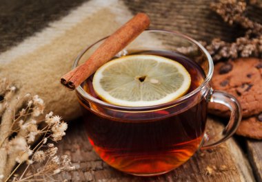 tarçın ve limon ile sıcak bir içecek