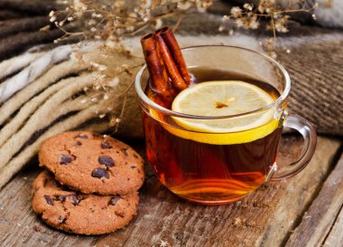 cam fincan sıcak bir içecek tarçın ve limon ile