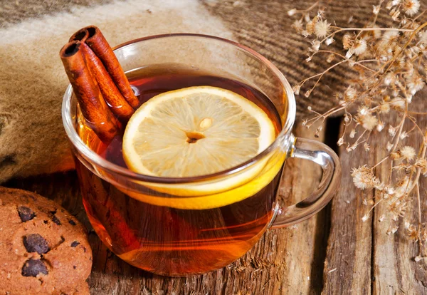 Hot drink with a lemon and cinnamon — Stock Photo, Image