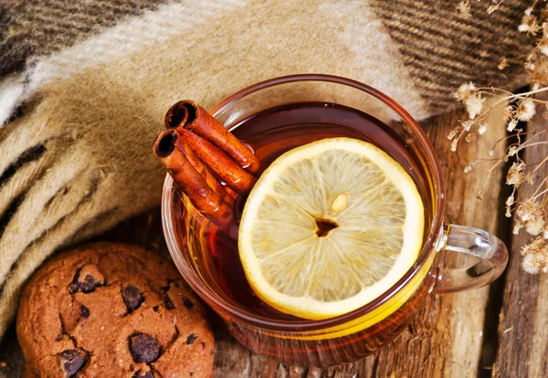 Tasse en verre de boisson chaude avec un citron et cannelle — Photo