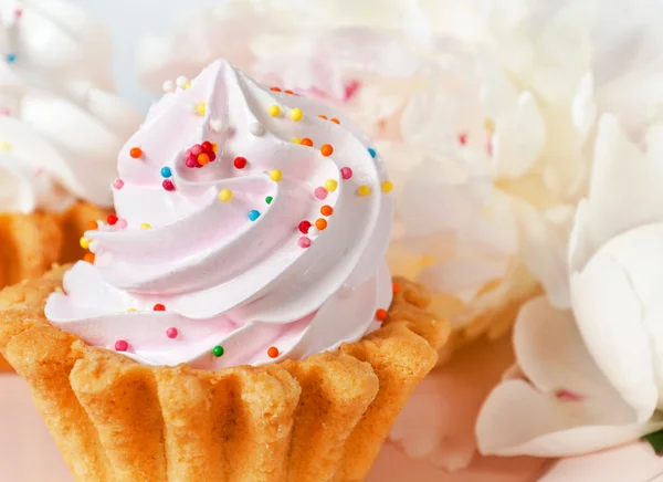 Cupcake and flowers — Stock Photo, Image
