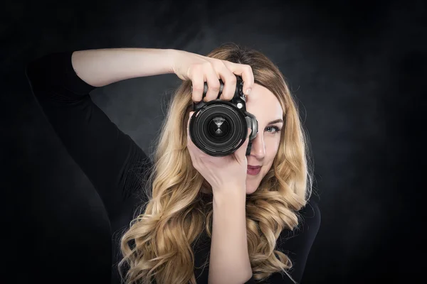 Fotógrafa mujer sosteniendo cámara . —  Fotos de Stock